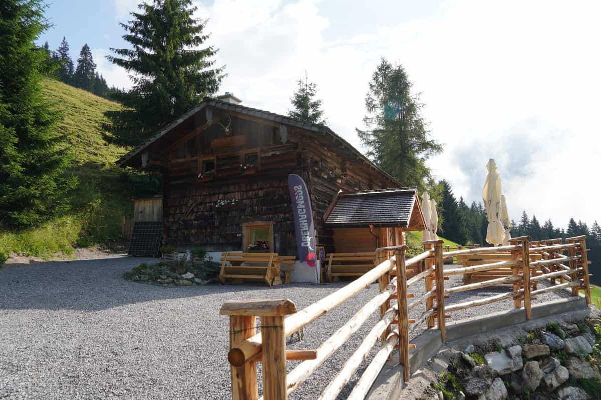 Die Oberhagmoosalm mit Terrasse im Wald
