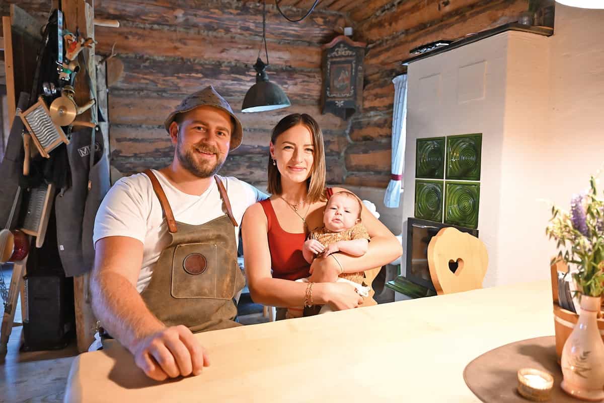 Die Wirtsleute mit Baby an der Schank