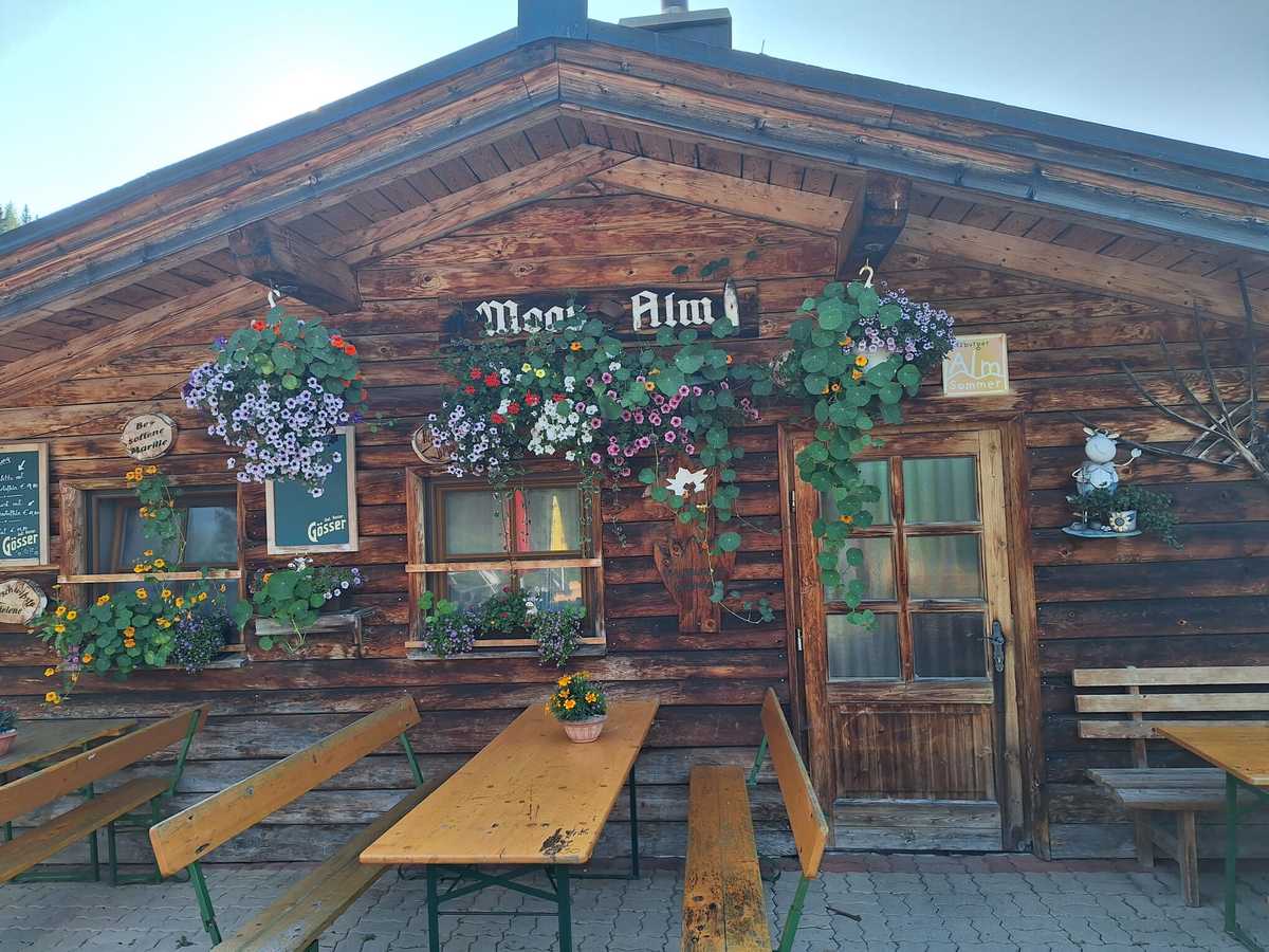 Die Moosalm mit Blumenschmuck und Terrasse