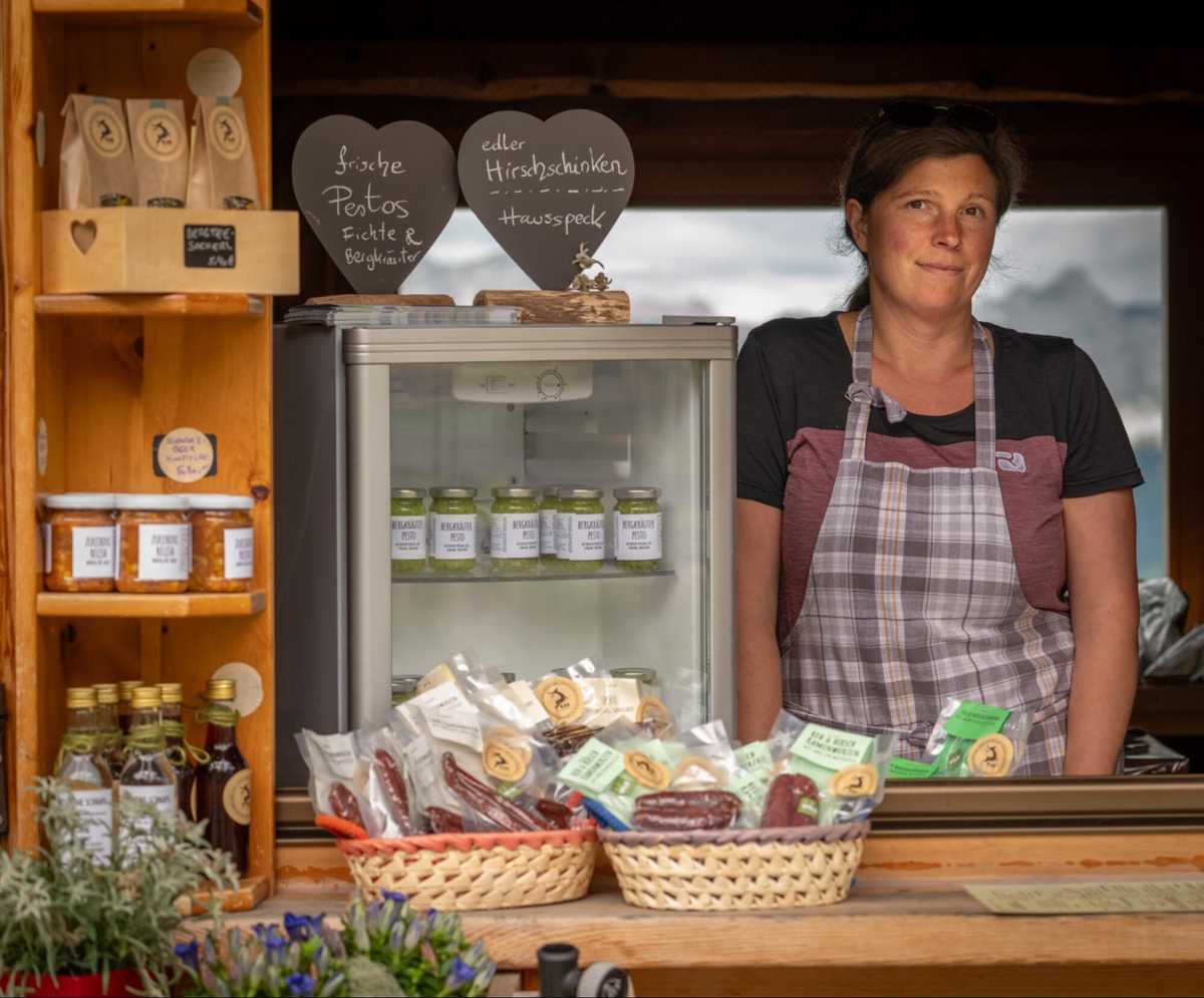 Die Wirtin im Bergladen der Karhütte